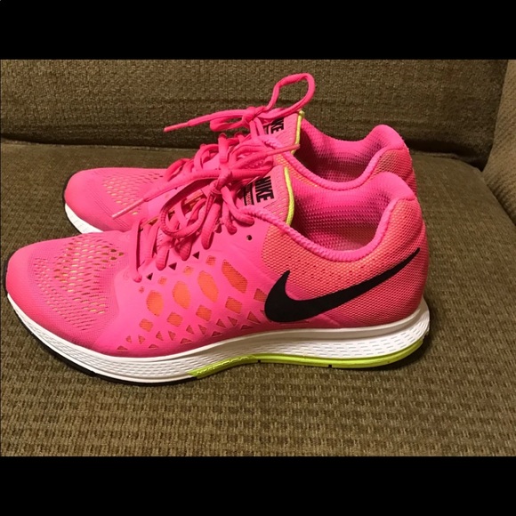 WOMANS NIKE RUNNING SHOES 🛍 - Picture 3 of 7